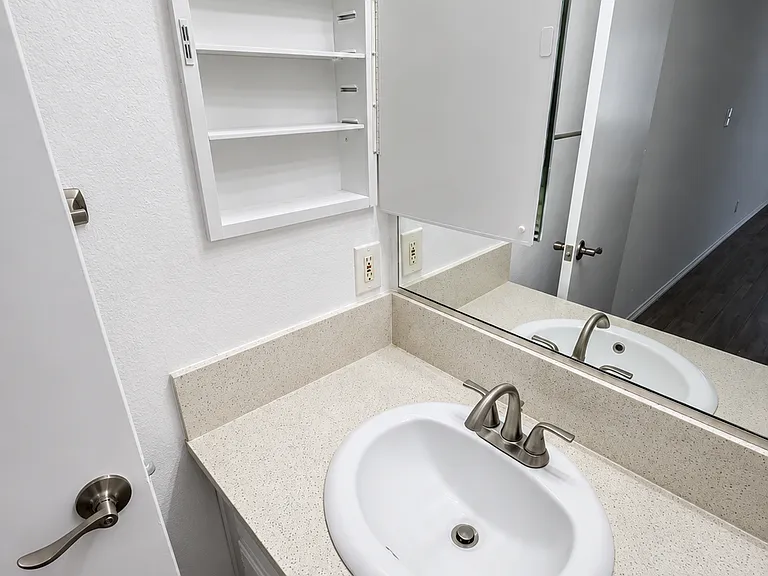 5531 Corteen Pl — Photo 32