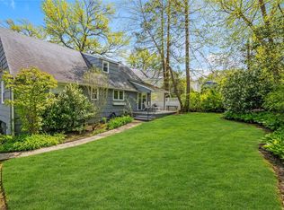 8 York Dr, Great Neck, NY 11021