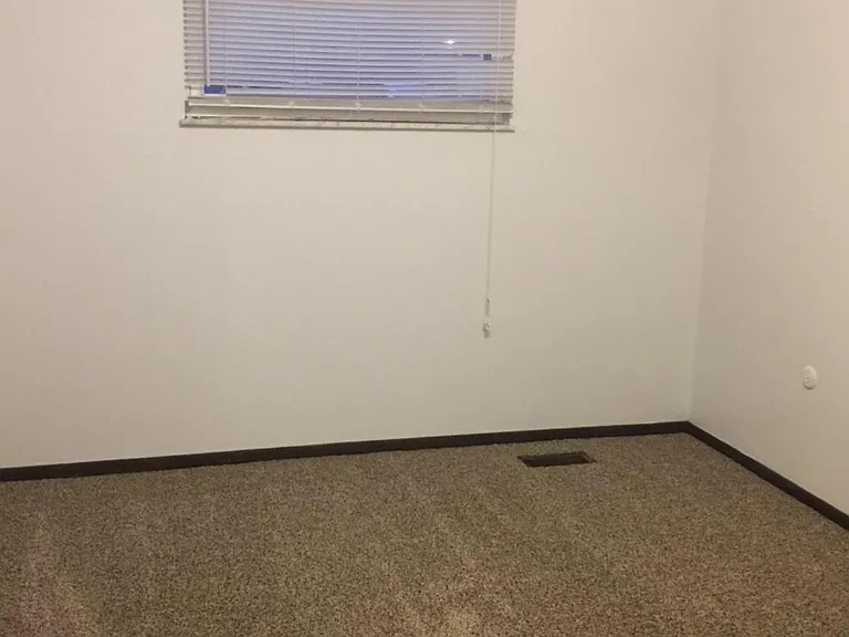 409 Anthony Dr — Photo 2