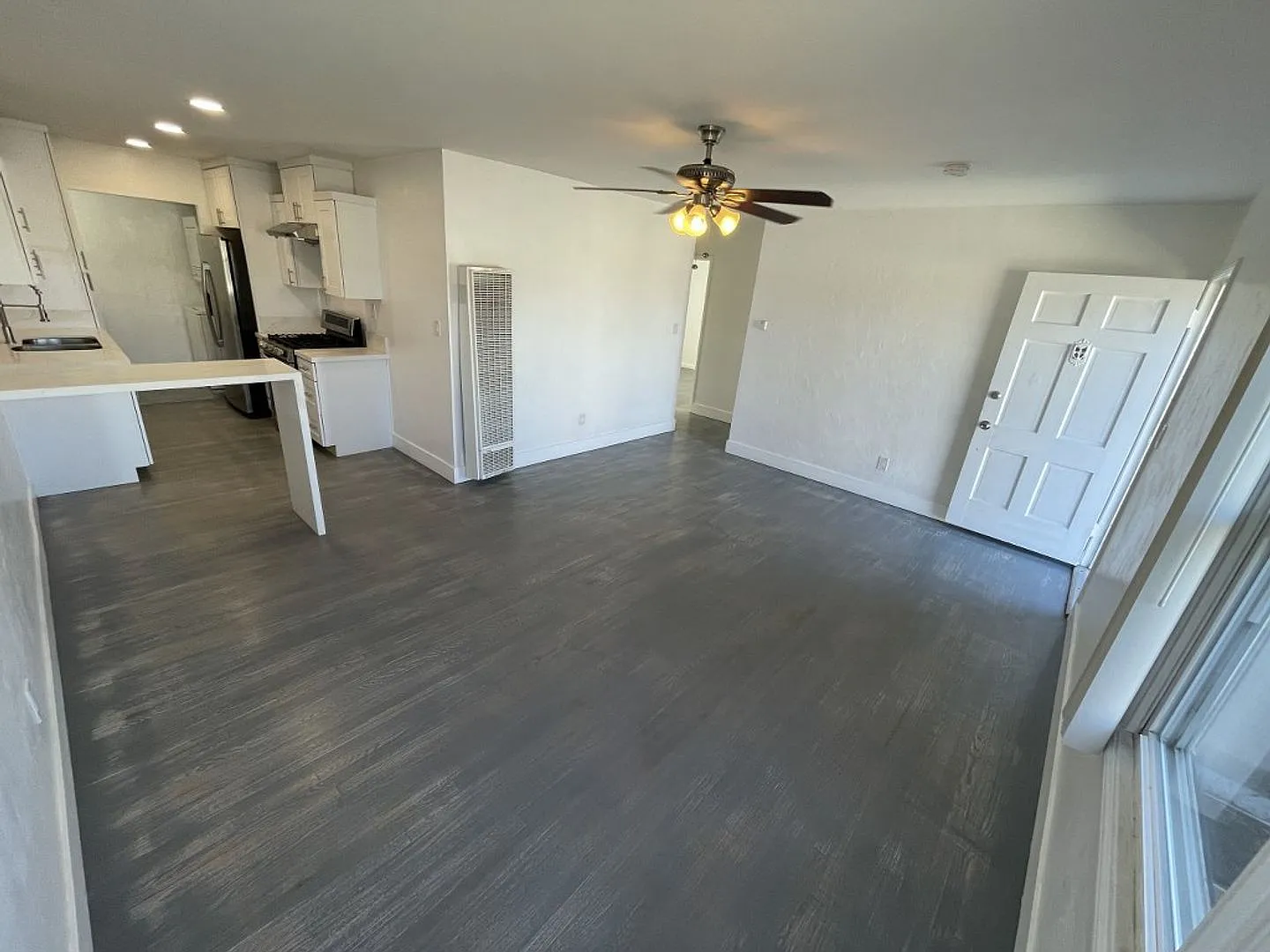 Beautifully renovated 3 bedroom/2 bath house — Photo 4