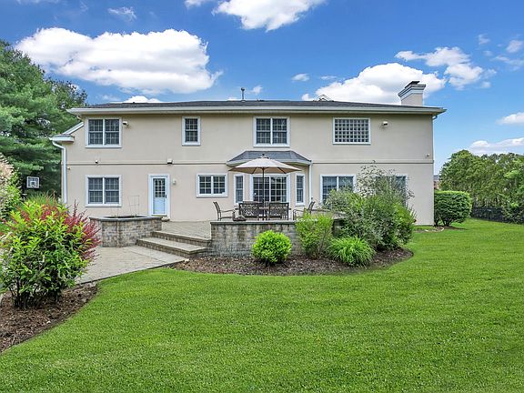 3rd image of 40 Woodbury Farms Dr