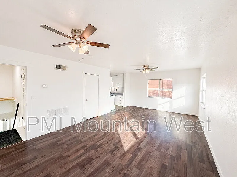 2 bed, 1.0 bath, $1,095 — Photo 2