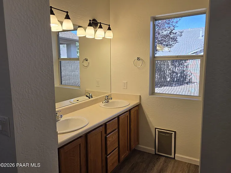 556 N Robles St — Photo 15