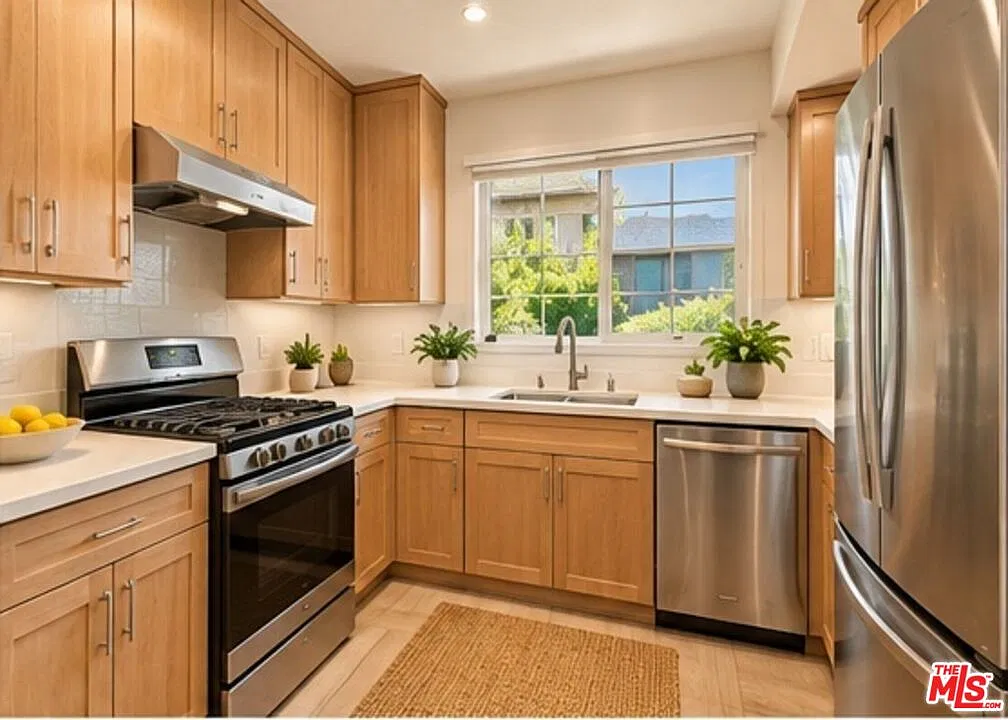 2 bed, 2.5 bath, 1800 sqft, $5,100 — Photo 4