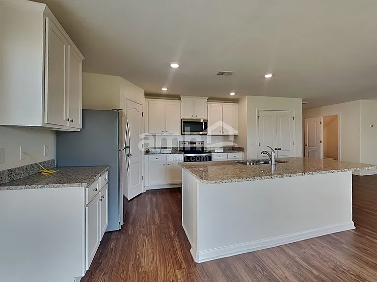 2053 Southlea Dr — Photo 3