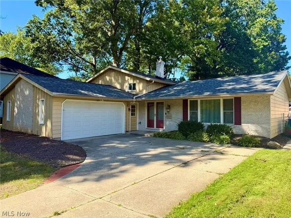 28096 Edgepark Dr, North Olmsted, OH 44070