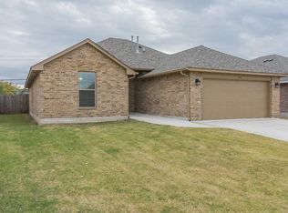 713 SW 11th St, Moore, OK 73160