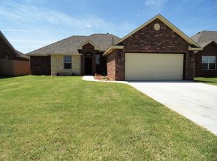 628 SW 6th St, Moore, OK 73160