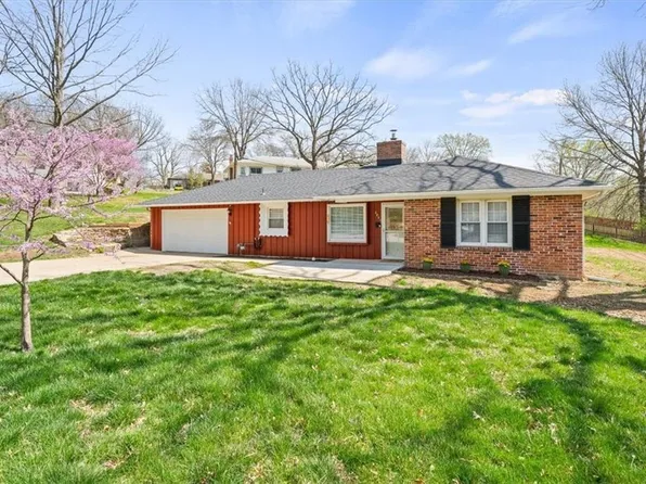 2801 Cedar Crest Dr, Independence, MO 64057