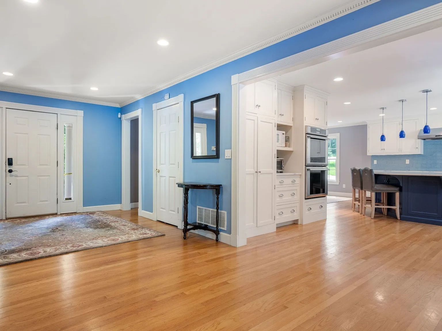 5 bed, 5.0 bath, 3789 sqft, $9,000 — Photo 4