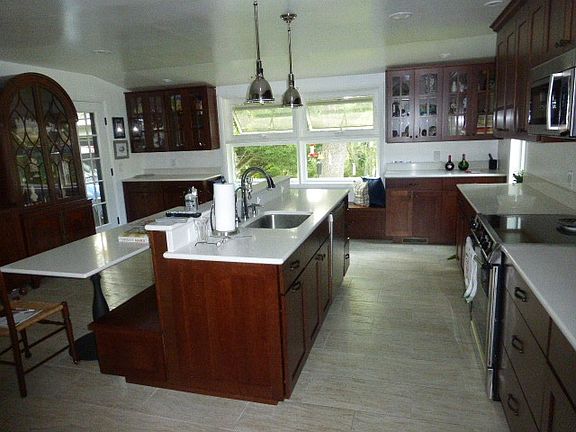 new kitchen, instant hot, dw,disposal, fridge, bench seating