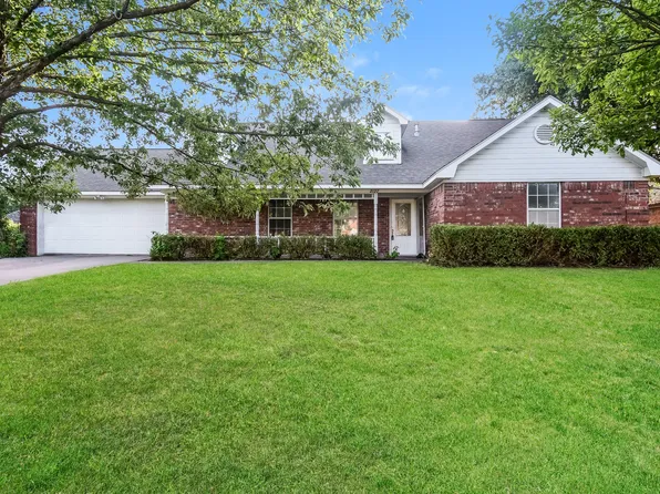 2127 N Village Dr, Bonham, TX 75418