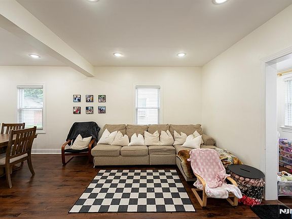 5th image of 340 Simons Avenue