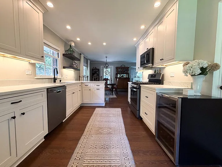 337 E Blodgett Ave — Photo 5