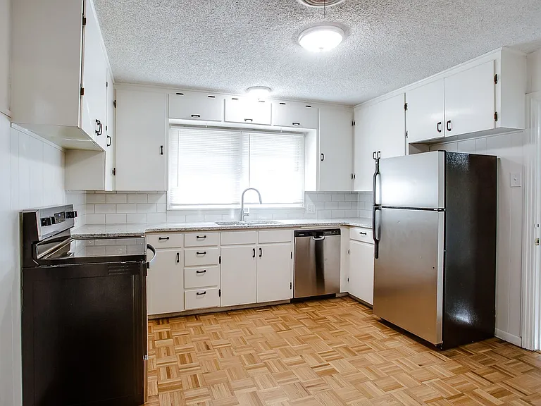 3414 32nd St — Photo 3