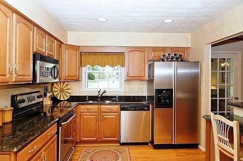 5th image of 718 Joan Cir