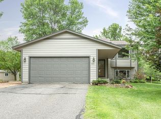 621 Dresden Dr, Chaska, MN 55318