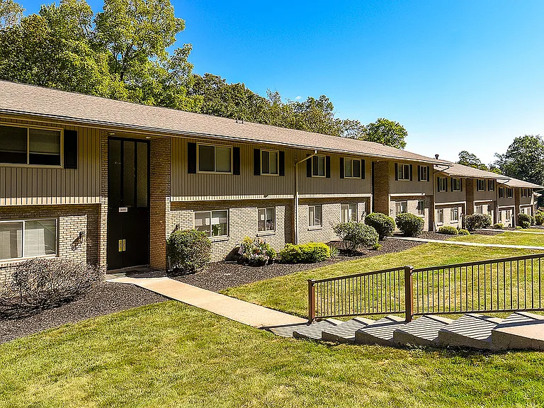Exterior Lindenbrooke Apartments
