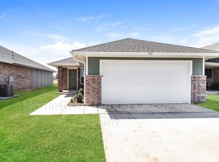 917 Tarry Town Dr, Chickasha, OK 73018