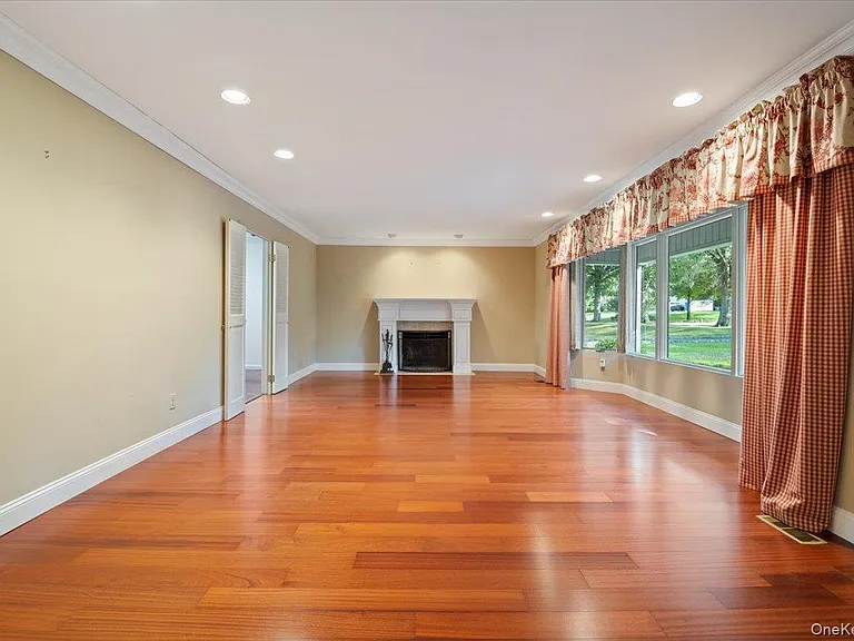 24 Thorngrove Ln — Photo 8