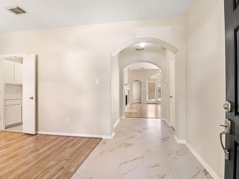 14615 Rochelle Ct — Photo 3