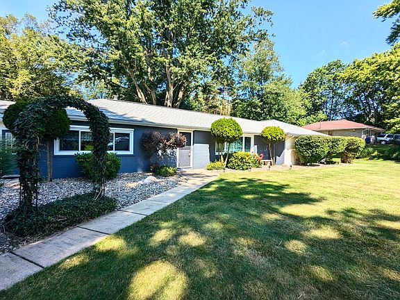 3rd image of 225 Parrott Dr