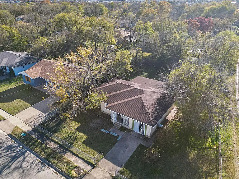 1302 Metropolitan Dr #- — Photo 2