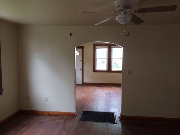 4th image of 16 Ward Ave #16