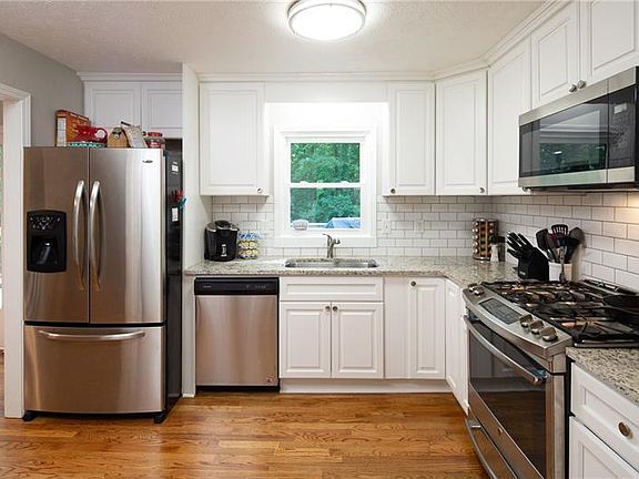 3rd image of 3075 Mary Dr
