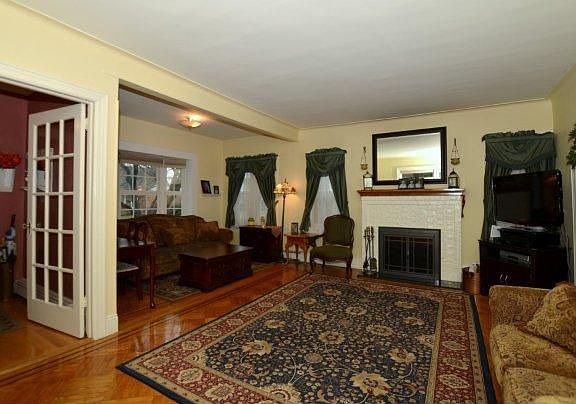 Entry foyer to Nice size LR w/FPL