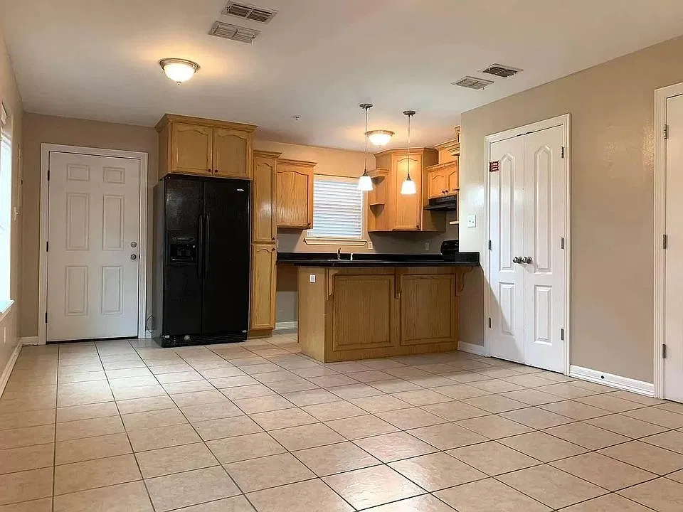 3 bed, 2.5 bath, 1200 sqft, $1,300 — Photo 3