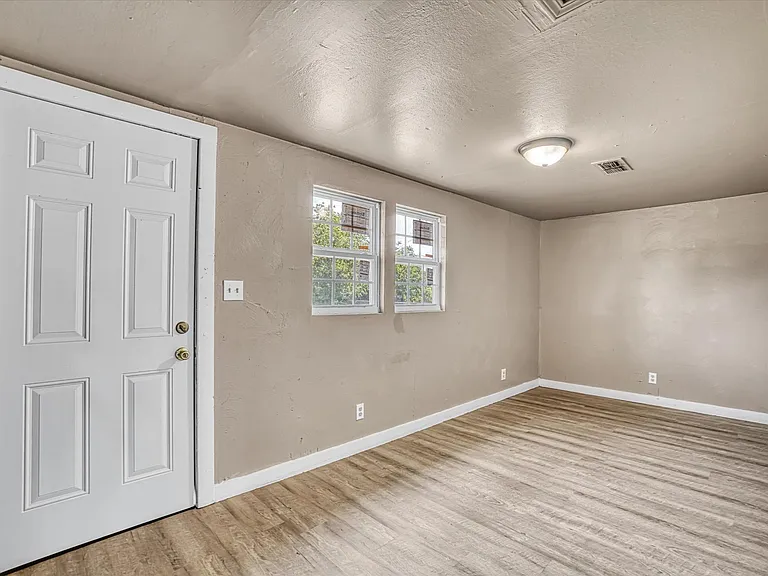 1508 N Crain St — Photo 5