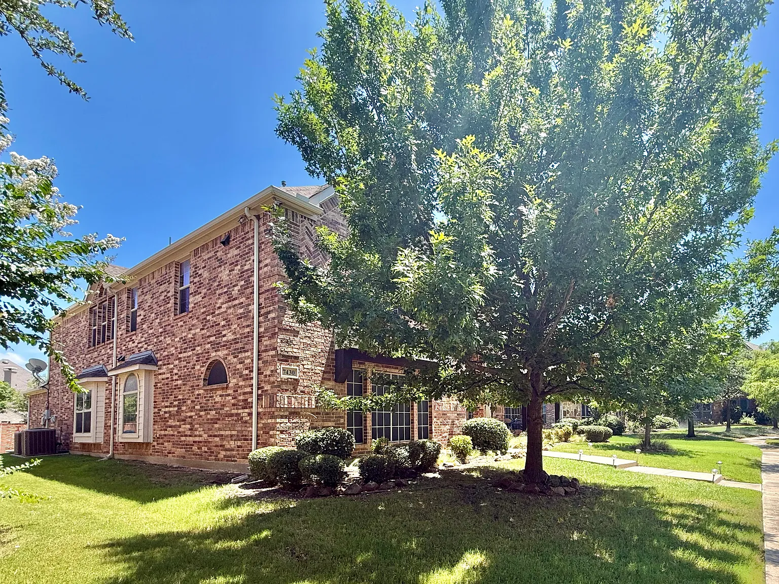 5 bed, 4262 sqft, $4,350 — Photo 3