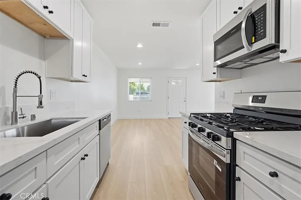 2 bed, 1060 sqft, $3,350 — Photo 3