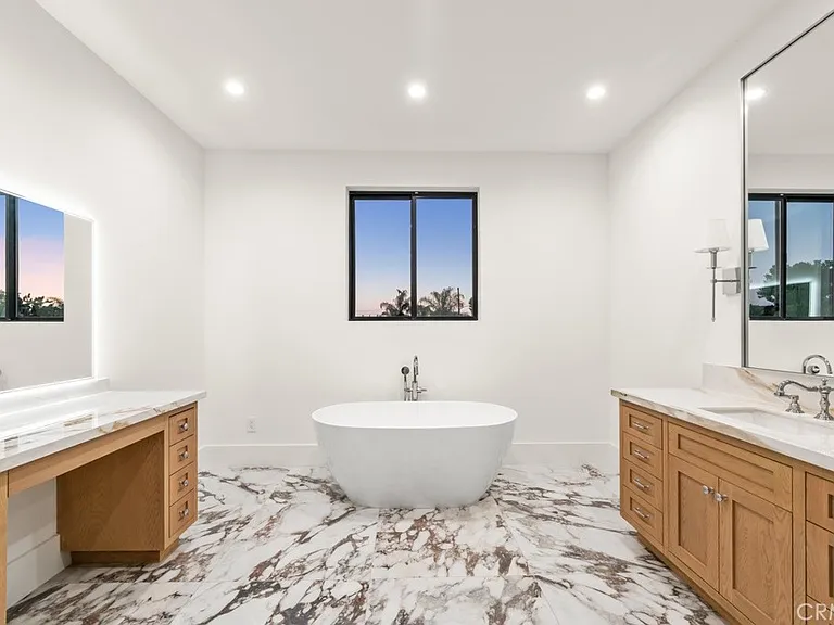 8065 Lloyd Ave — Photo 15