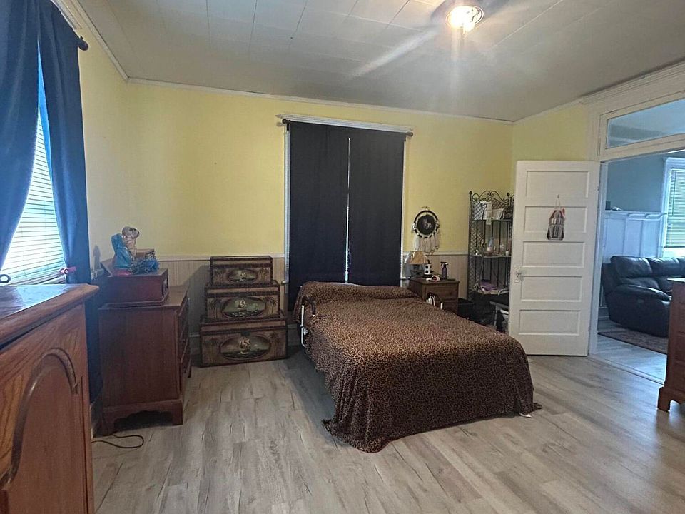1st image of 909 Gilmore St