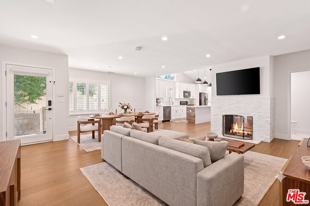 Y様 11642 Acama St, Studio City, CA 91604 | MLS #26841119 | Zillow