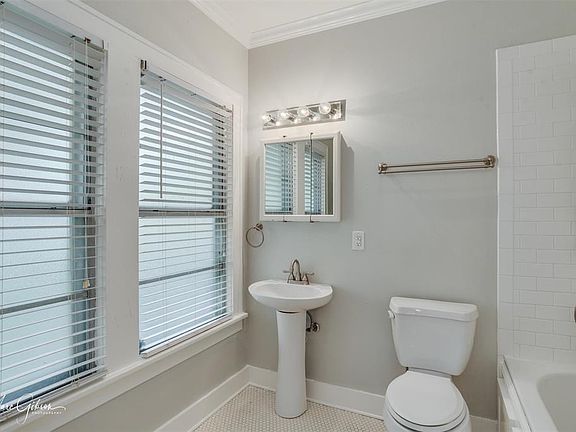 4th image of 335 Forest Ave