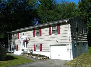 17 Ramblewood Dr, Gales Ferry, CT 06335