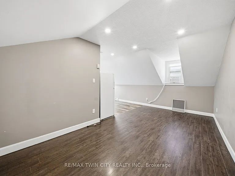 172 Albion St N #UPPER — Photo 12