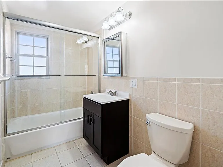 Spring Hill Apartments — Photo 21