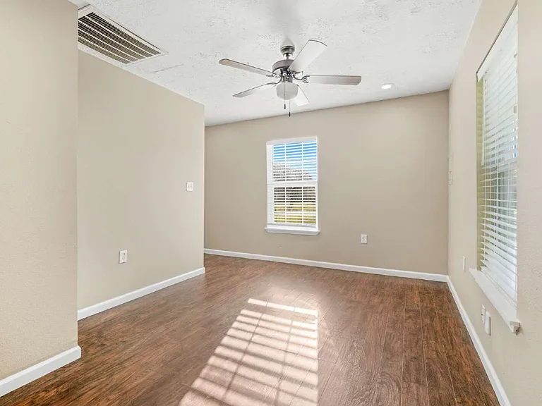 2102 N Galveston Ave — Photo 9