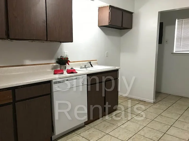 409 Maple St — Photo 6