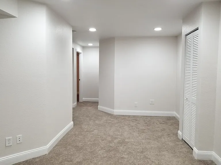2058 Sumac St — Photo 32