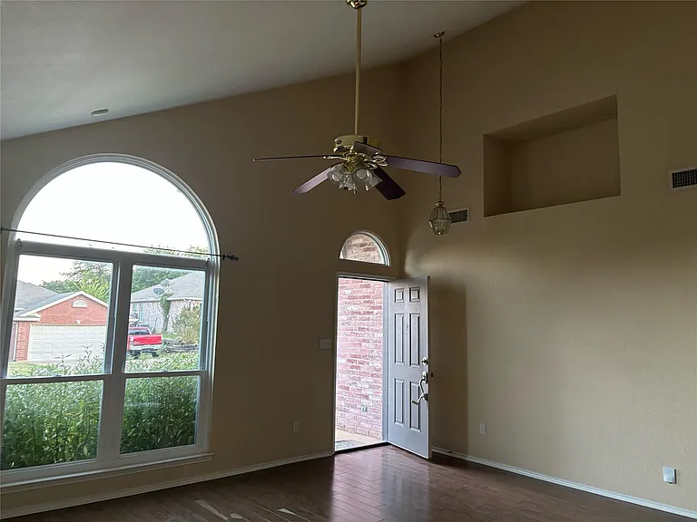 1210 Hidden Oaks Dr — Photo 3