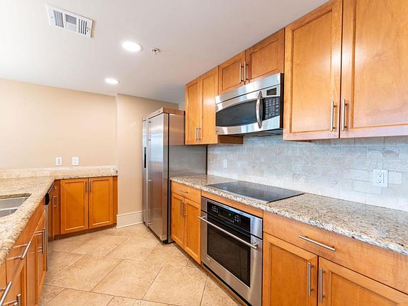 5th image of 1018 Hackberry Ln Unit 213
