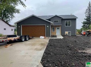 721 Hickory Ln, Storm Lake, IA 50588