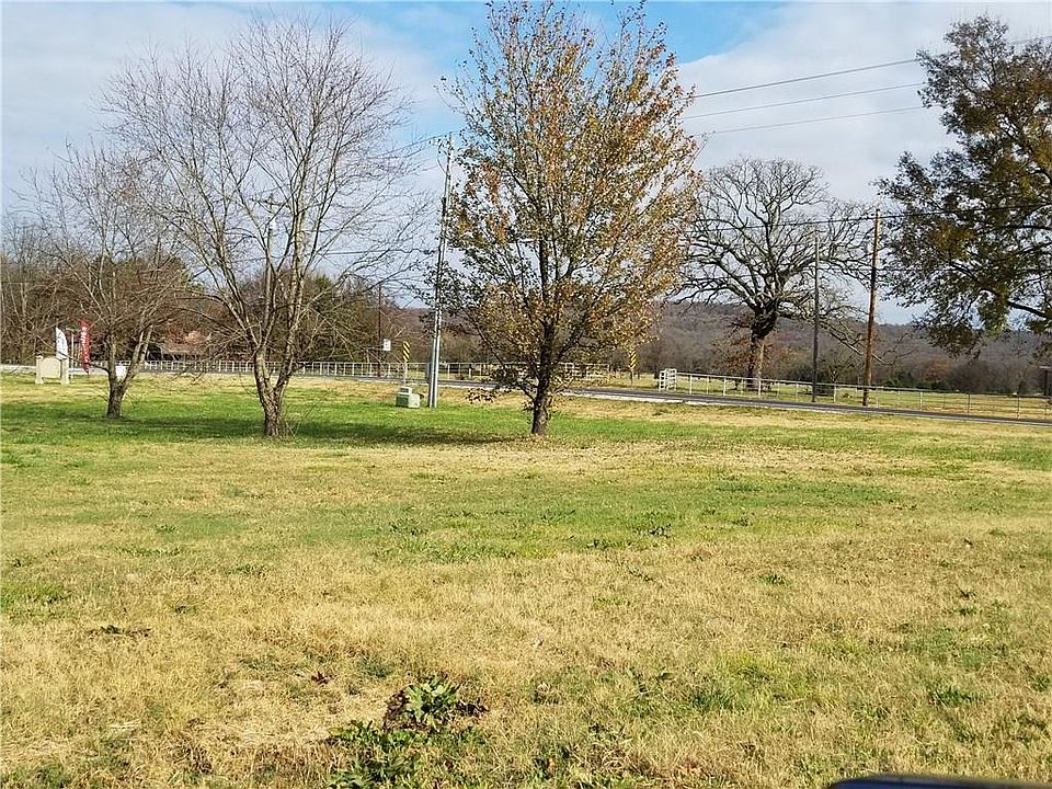 2nd image of 191 Alexandra Loop