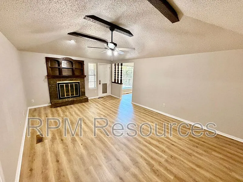 3 bed, 2.0 bath, 1359 sqft, $1,595 — Photo 4