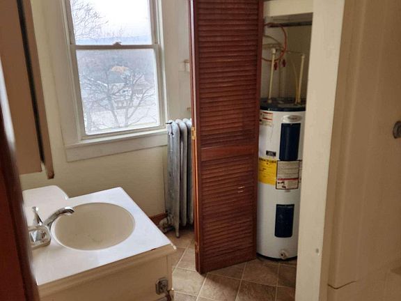 4th image of 291 E Main St #6